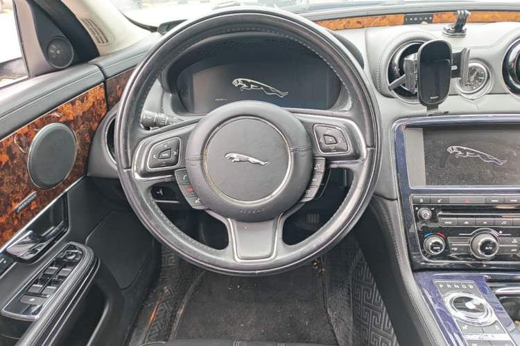 Used Jaguar XJ 2013 XJL 3.0 SC Panoramic Business Edition Steering Wheel