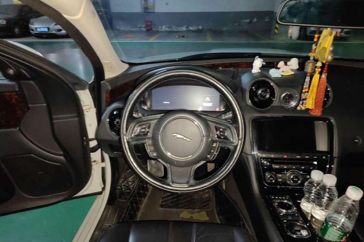 Used Jaguar XJ 2013 XJL 3.0 SC Panoramic Business Edition Steering Wheel