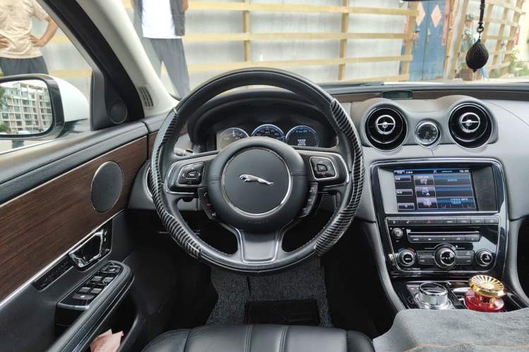 Used Jaguar XJ 2013 XJL 2.0T Elegance Business Edition Steering Wheel