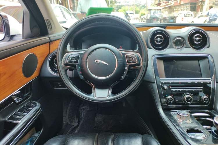 Used Jaguar XJ 2013 XJL 2.0T Elegance Business Edition Steering Wheel