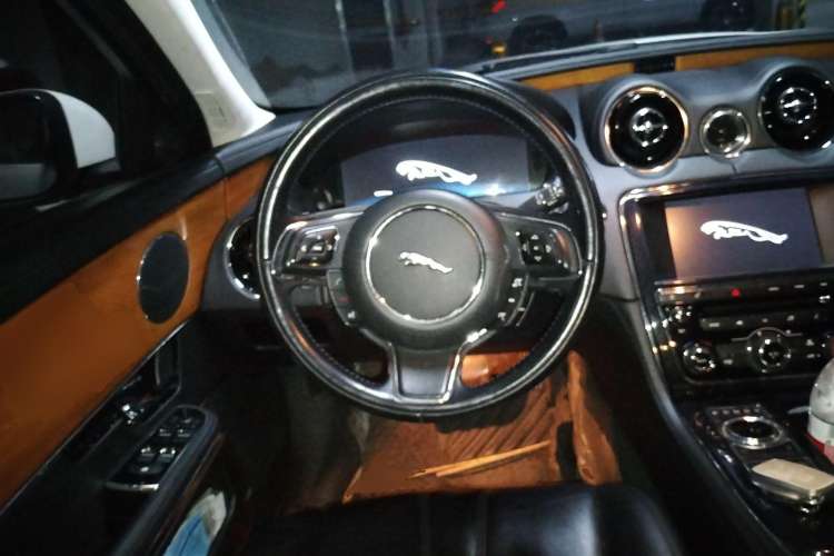 Used Jaguar XJ 2013 XJL 2.0T Elegance Business Edition Steering Wheel