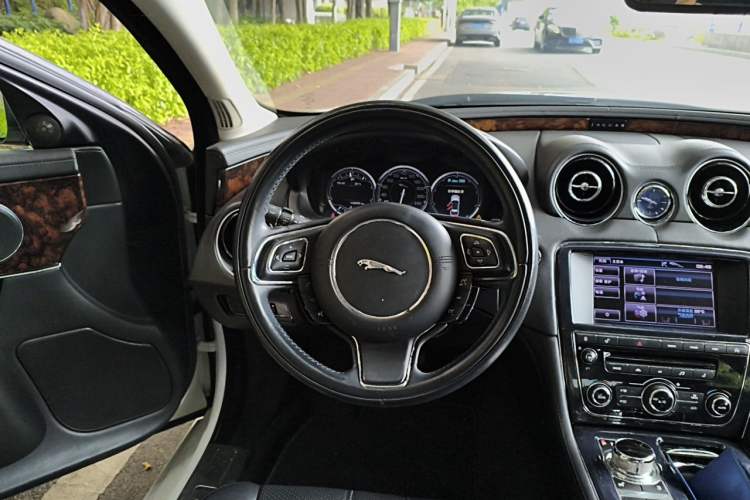 Used Jaguar XJ 2013 XJL 3.0 SC Panoramic Business Edition Steering Wheel