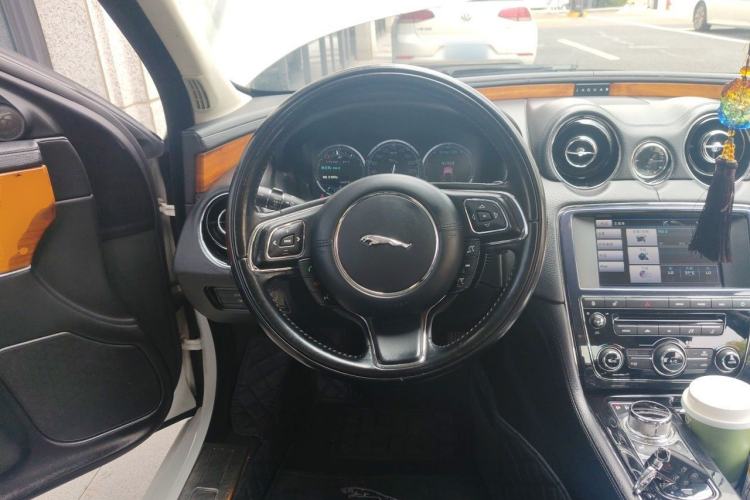 Used Jaguar XJ 2013 XJL 2.0T Elegance Business Edition Steering Wheel