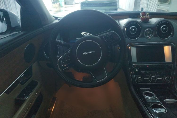 Used Jaguar XJ 2013 XJL 2.0T Elegance Business Edition Steering Wheel