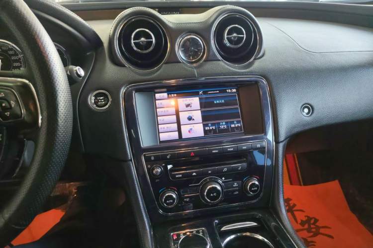 Used Jaguar XJ 2014 XJL 2.0T Two-Wheel-Drive Elegant Business Edition Audio And AC Panel