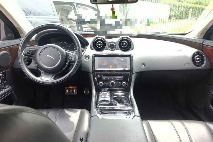 Used Jaguar XJ 2014 XJL 3.0 SC Four-Wheel Drive Panoramic Business Edition Center Console
