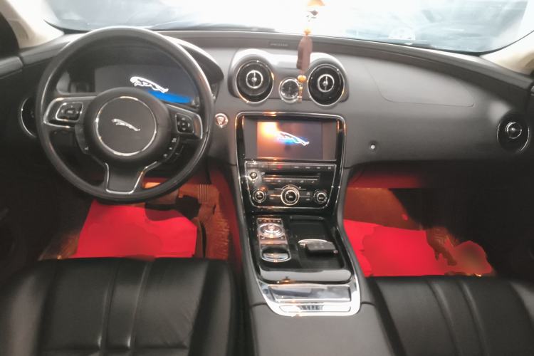 Used Jaguar XJ 2014 XJL 2.0T Two-Wheel-Drive Elegant Business Edition Center Console