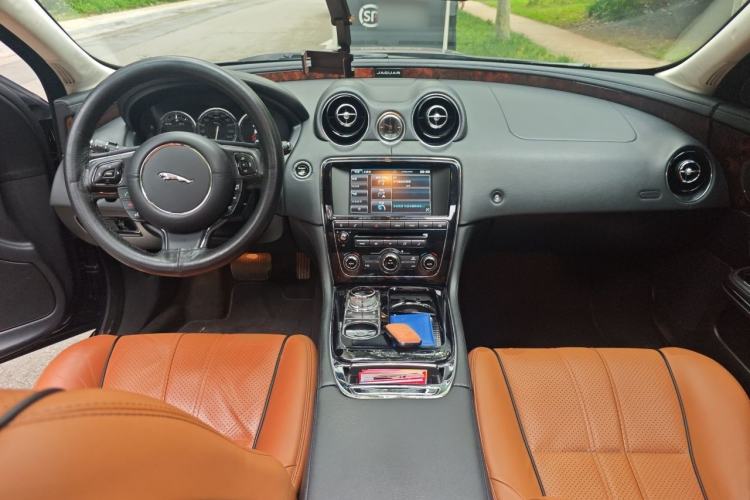 Used Jaguar XJ 2014 XJL 3.0 SC Two-Wheel-Drive Panoramic Business Edition Center Console