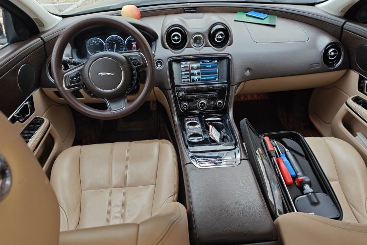 Used Jaguar XJ 2014 XJL 2.0T Two-Wheel-Drive Elegant Business Edition Center Console