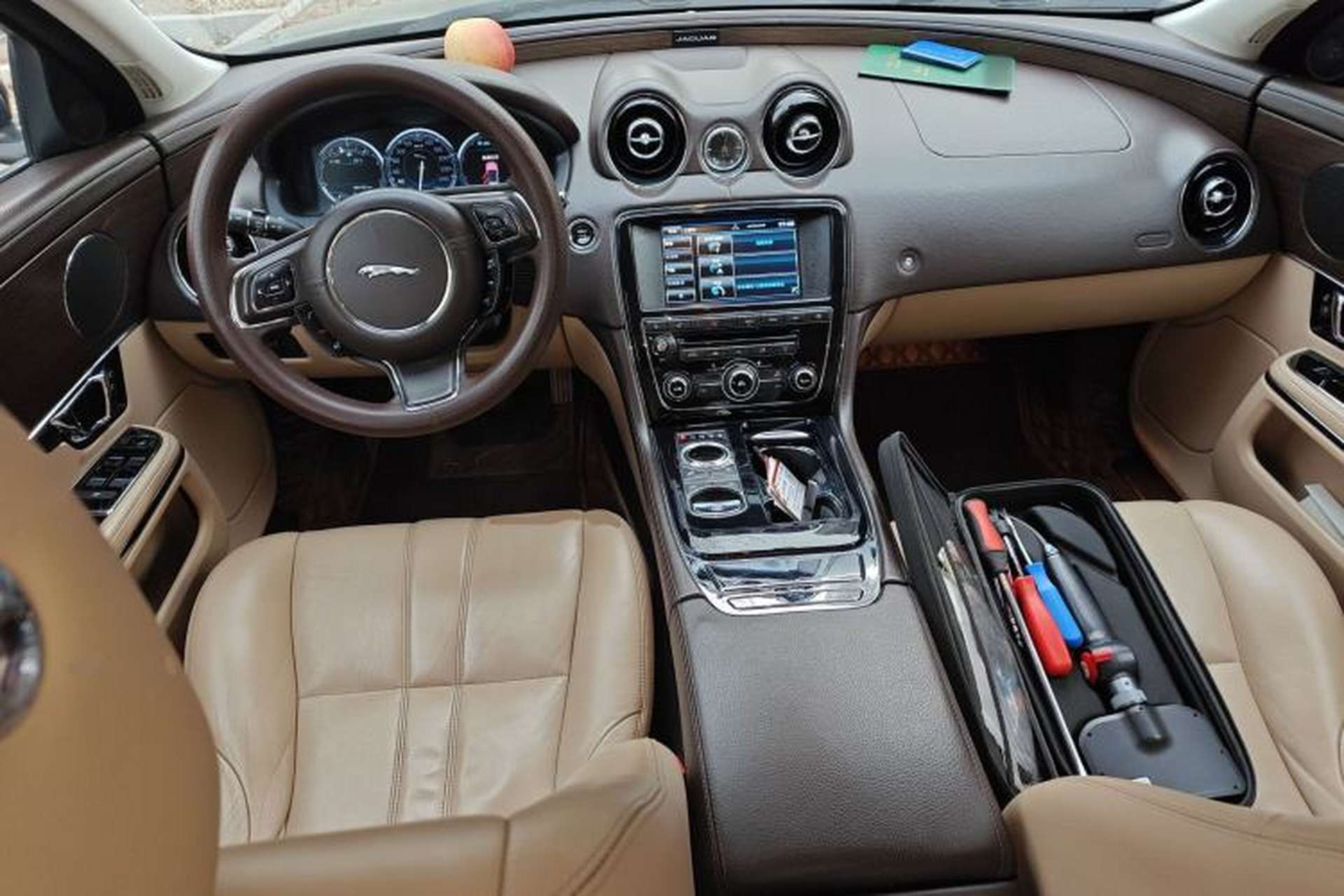 Used Jaguar XJ 2014 XJL 2.0T Two-Wheel-Drive Elegant Business Edition Center Console