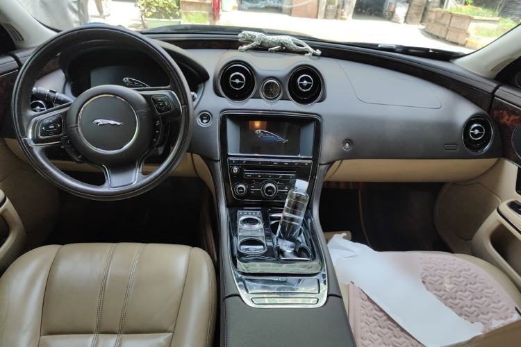Used Jaguar XJ 2014 XJL 2.0T Two-Wheel Drive Panoramic Business Edition Center Console