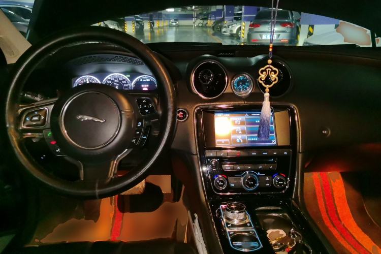 Used Jaguar XJ 2014 XJL 2.0T Two-Wheel-Drive Elegant Business Edition Center Console