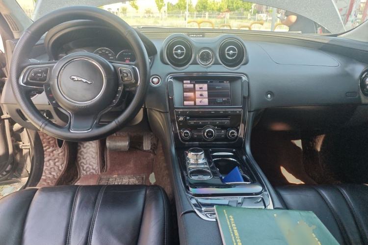 Used Jaguar XJ 2014 XJL 2.0T Two-Wheel-Drive Elegant Business Edition Center Console