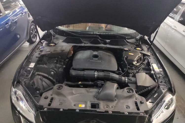 Used Jaguar XJ 2014 XJL 2.0T Two-Wheel-Drive Elegant Business Edition Engine Bay