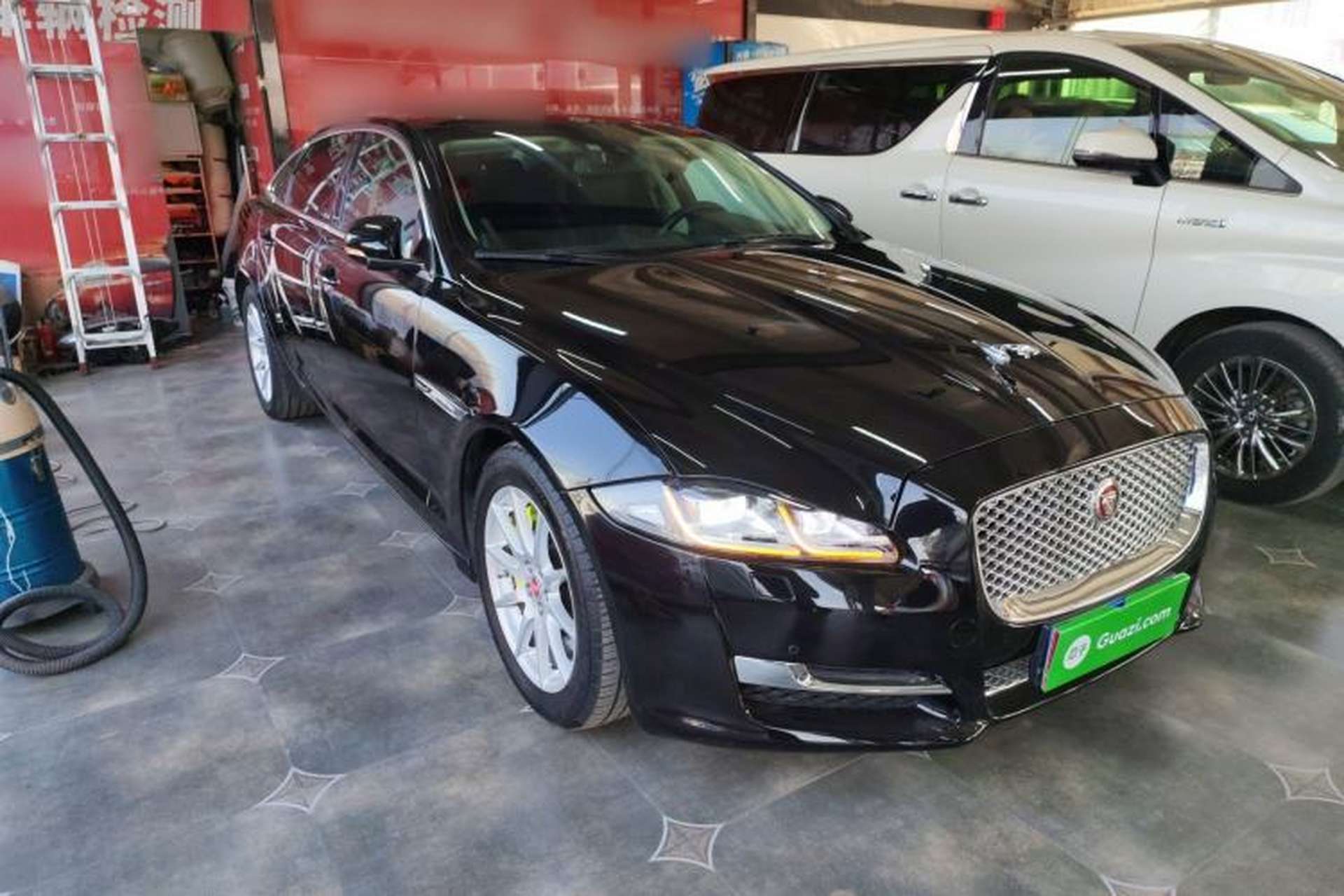 Used Jaguar XJ 2014 XJL 2.0T Two-Wheel-Drive Elegant Business Edition Exterior 2