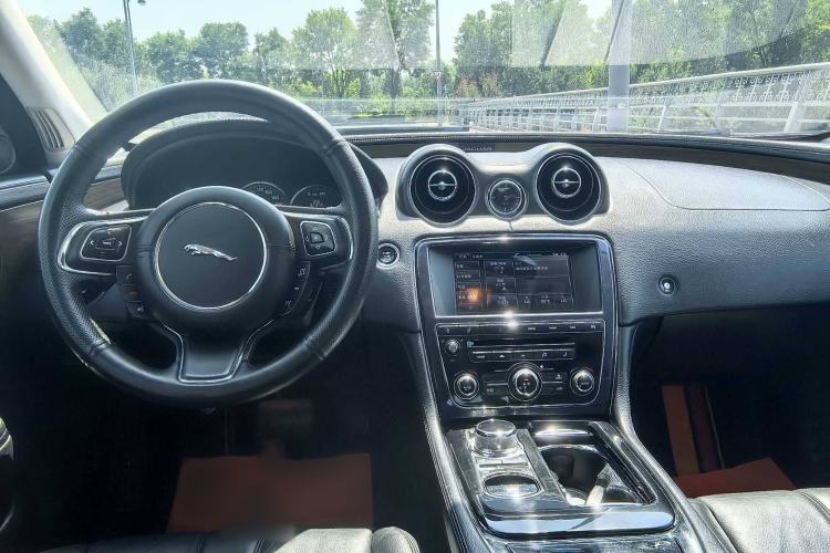 Used Jaguar XJ 2014 XJL 2.0T Two-Wheel-Drive Elegant Business Edition Interior 1