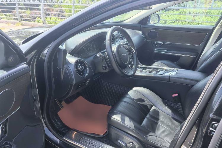 Used Jaguar XJ 2014 XJL 2.0T Two-Wheel-Drive Elegant Business Edition Interior 2