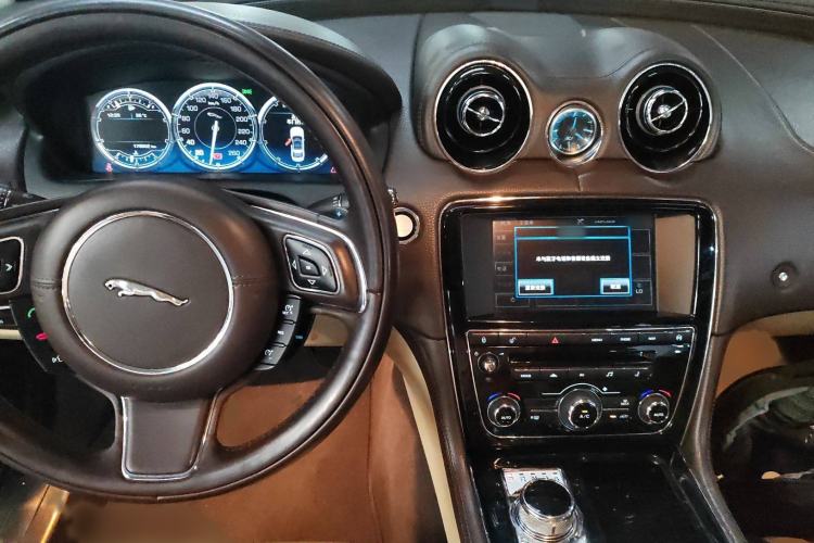 Used Jaguar XJ 2014 XJL 2.0T Two-Wheel-Drive Elegant Business Edition Interior 2