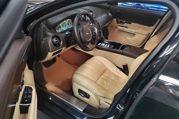 Used Jaguar XJ 2014 XJL 2.0T Two-Wheel-Drive Elegant Business Edition Interior 3