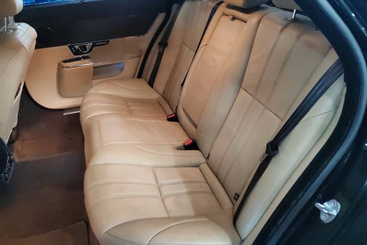 Used Jaguar XJ 2014 XJL 2.0T Two-Wheel-Drive Elegant Business Edition Interior 4