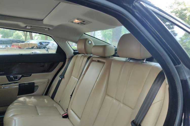 Used Jaguar XJ 2014 XJL 2.0T Two-Wheel Drive Panoramic Business Edition Left Rear Seat