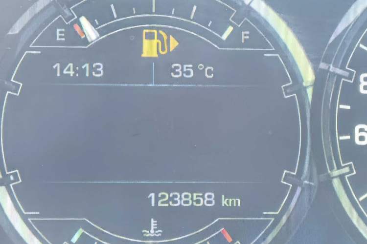 Used Jaguar XJ 2014 XJL 2.0T Two-Wheel-Drive Elegant Business Edition Odometer Close Up