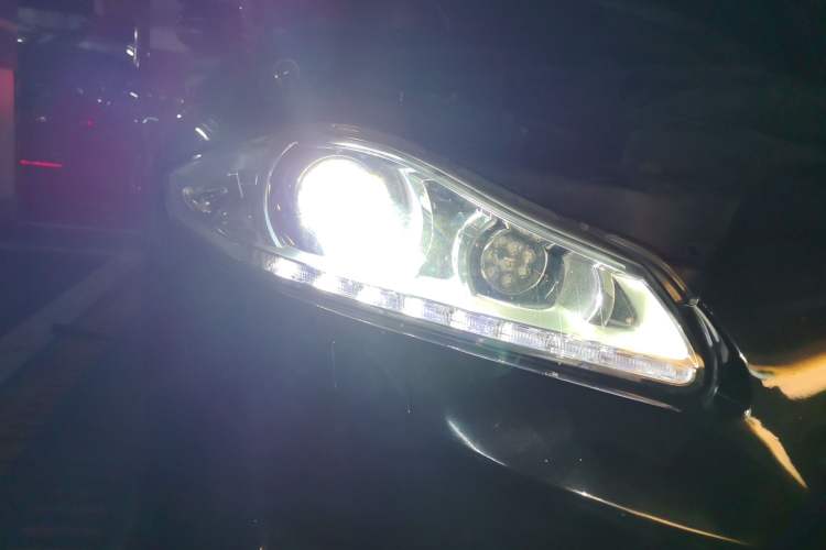 Used Jaguar XJ 2014 XJL 2.0T Two-Wheel-Drive Elegant Business Edition Right Front Headlight