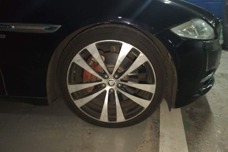Used Jaguar XJ 2014 XJL 3.0 SC Two-Wheel-Drive Panoramic Business Edition Right Front Wheel Hub