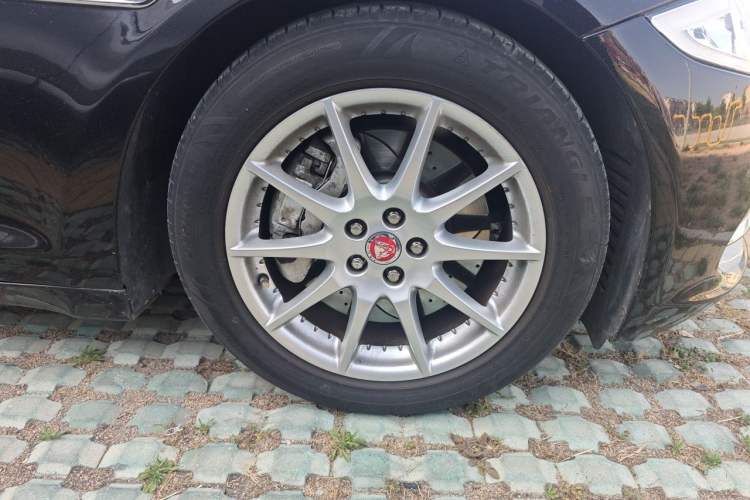 Used Jaguar XJ 2014 XJL 2.0T Two-Wheel-Drive Elegant Business Edition Right Front Wheel Hub