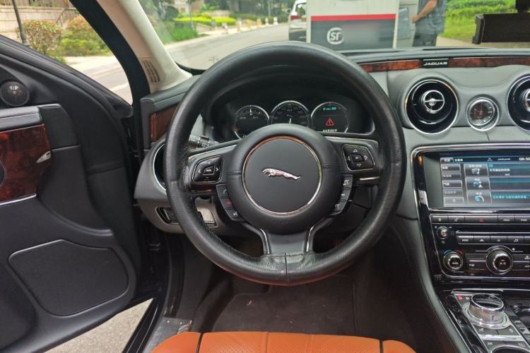 Used Jaguar XJ 2014 XJL 3.0 SC Two-Wheel-Drive Panoramic Business Edition Steering Wheel