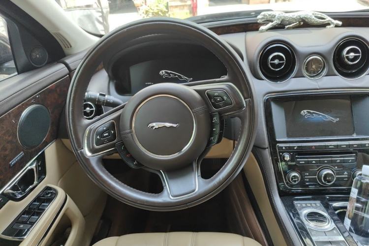 Used Jaguar XJ 2014 XJL 2.0T Two-Wheel Drive Panoramic Business Edition Steering Wheel