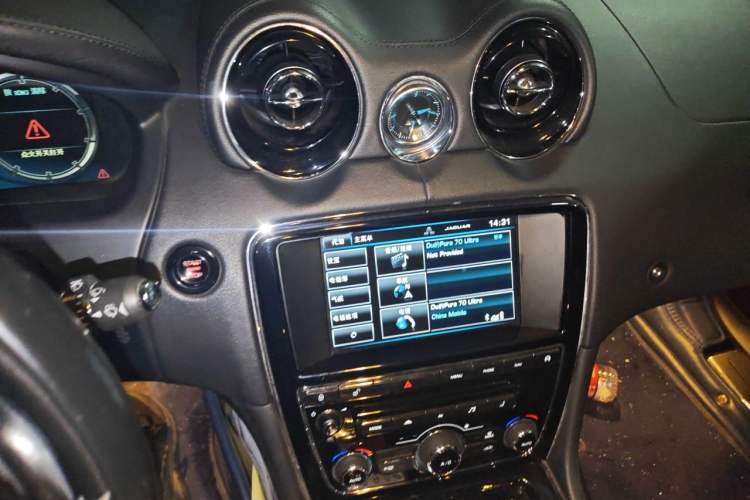 Used Jaguar XJ 2014 XJL 3.0 SC Four-Wheel Drive Panoramic Business Edition Audio And AC Panel
