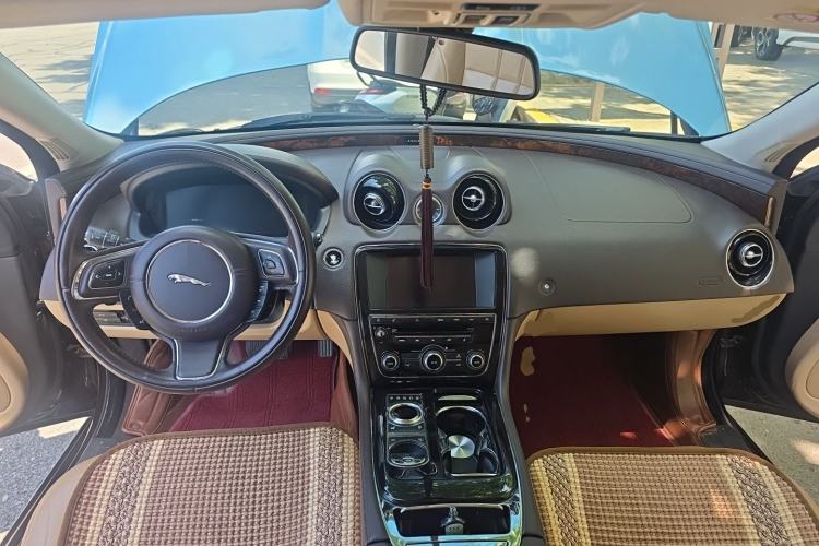 Used Jaguar XJ 2014 XJL 2.0T Two-Wheel Drive Panoramic Business Edition Center Console