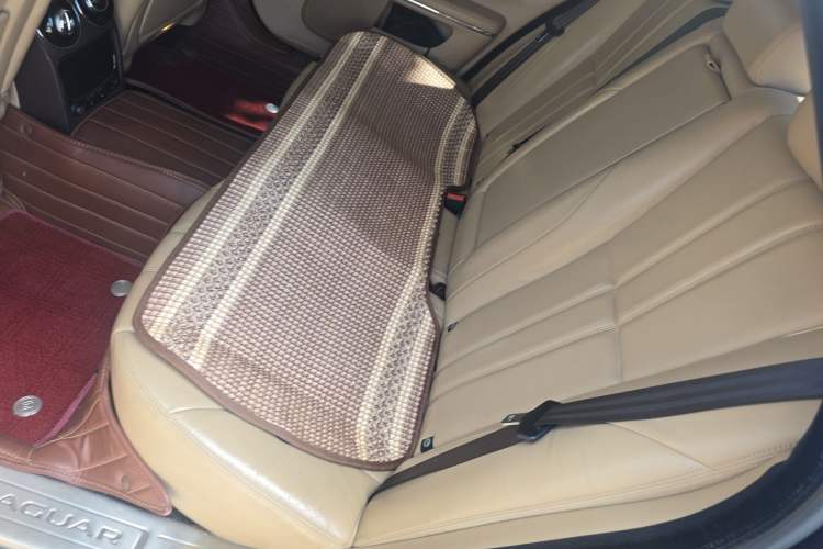 Used Jaguar XJ 2014 XJL 2.0T Two-Wheel Drive Panoramic Business Edition Left Rear Seat
