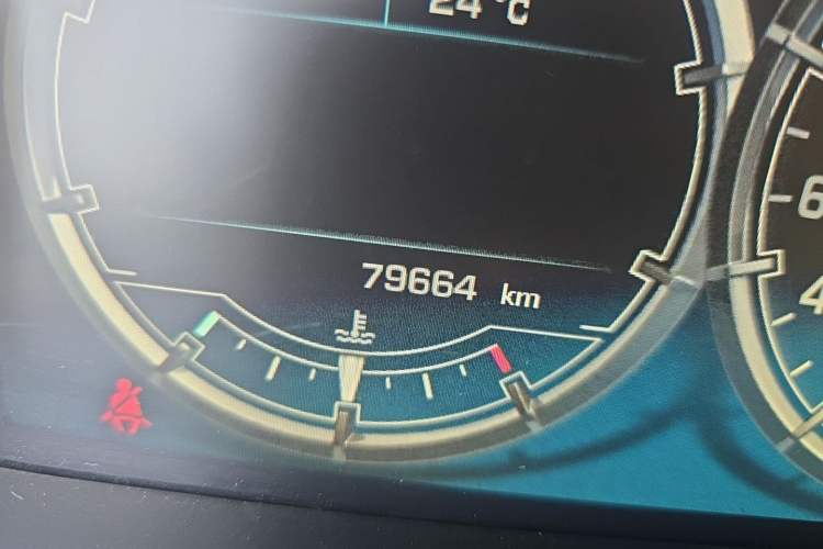 Used Jaguar XJ 2014 XJL 2.0T Two-Wheel Drive Panoramic Business Edition Odometer Close Up
