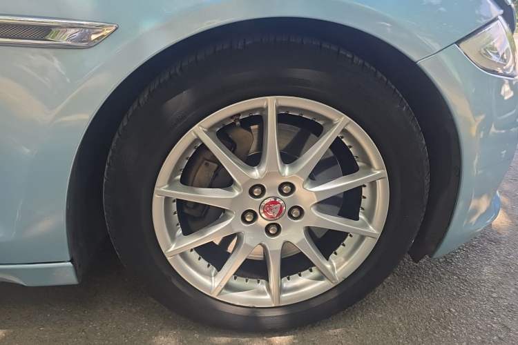 Used Jaguar XJ 2014 XJL 2.0T Two-Wheel Drive Panoramic Business Edition Right Front Wheel Hub