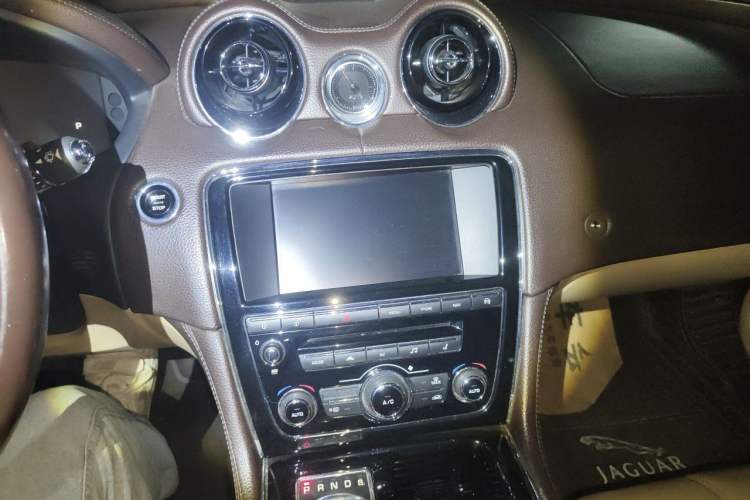 Used Jaguar XJ 2014 XJL 2.0T Two-Wheel Drive Panoramic Business Edition Audio And AC Panel