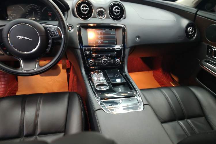 Used Jaguar XJ 2014 XJL 2.0T Two-Wheel-Drive Elegant Business Edition Audio And AC Panel