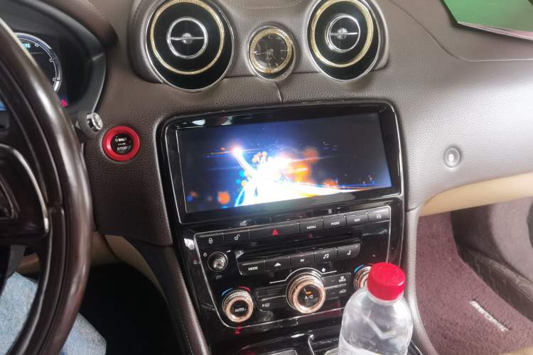 Used Jaguar XJ 2014 XJL 2.0T Two-Wheel-Drive Elegant Business Edition Audio And AC Panel