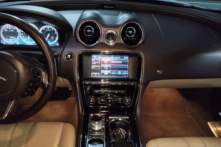 Used Jaguar XJ 2014 XJL 2.0T Two-Wheel-Drive Elegant Business Edition Audio And AC Panel