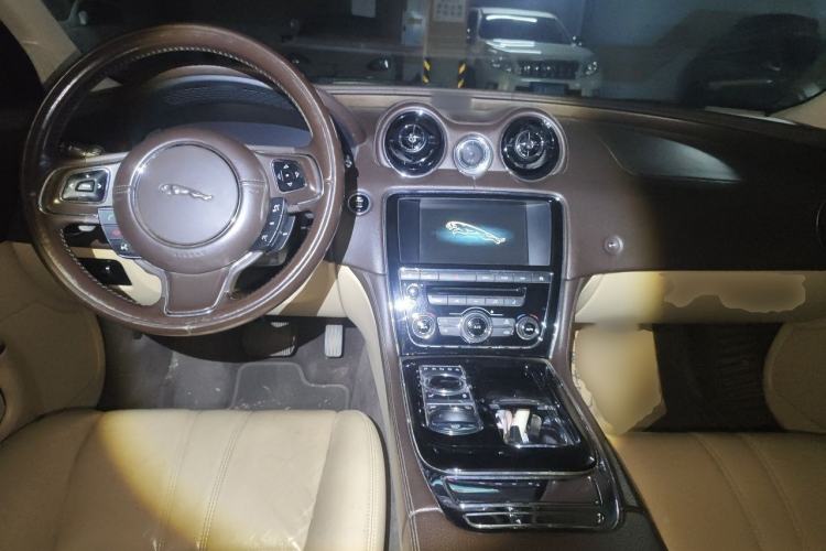 Used Jaguar XJ 2014 XJL 2.0T Two-Wheel Drive Panoramic Business Edition Center Console