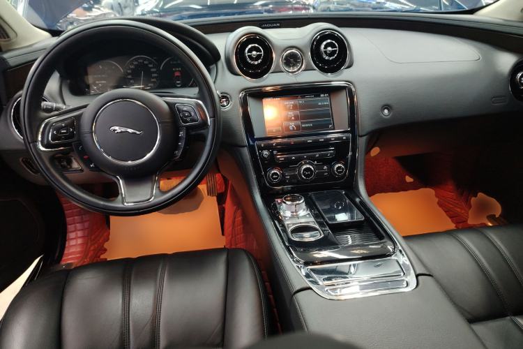 Used Jaguar XJ 2014 XJL 2.0T Two-Wheel-Drive Elegant Business Edition Center Console