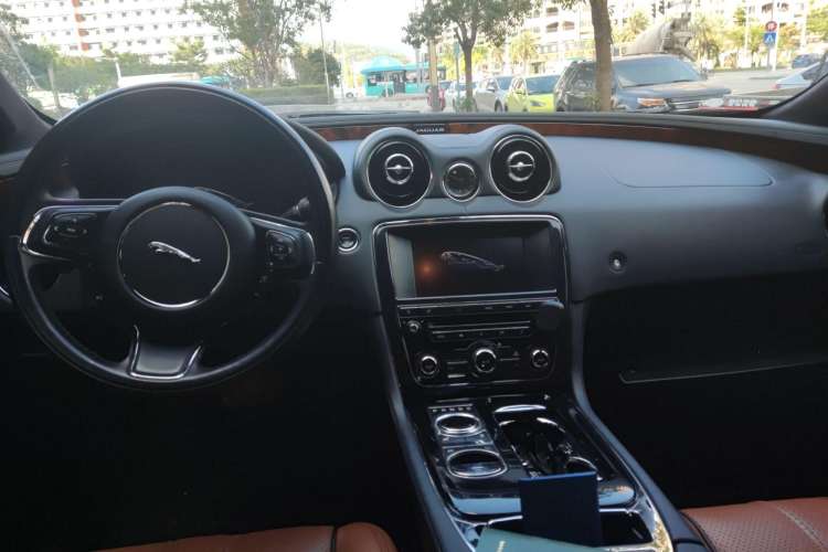Used Jaguar XJ 2014 XJL 3.0 SC Two-Wheel-Drive Panoramic Business Edition Center Console