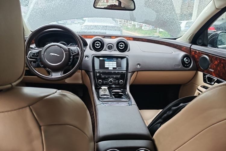 Used Jaguar XJ 2014 XJL 2.0T Two-Wheel Drive Panoramic Business Edition Center Console