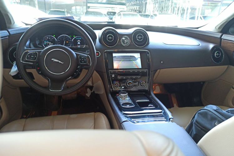 Used Jaguar XJ 2014 XJL 2.0T Two-Wheel-Drive Elegant Business Edition Center Console