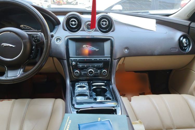 Used Jaguar XJ 2014 XJL 2.0T Two-Wheel-Drive Elegant Business Edition Center Console