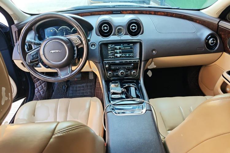 Used Jaguar XJ 2014 XJL 2.0T Two-Wheel Drive Panoramic Business Edition Center Console