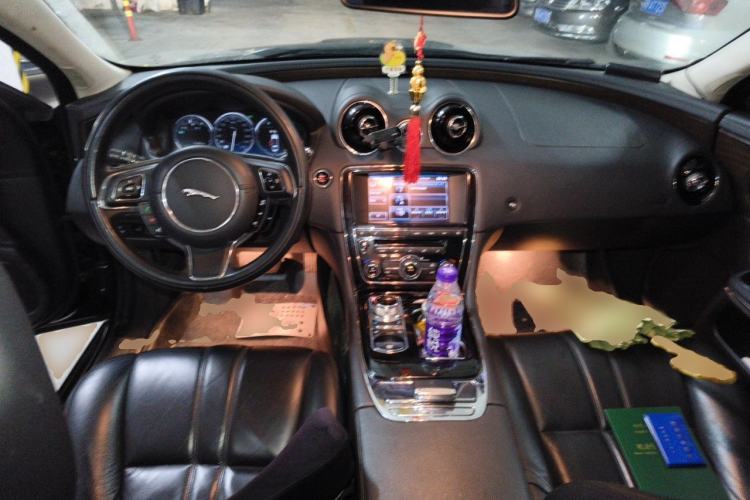 Used Jaguar XJ 2014 XJL 2.0T Two-Wheel-Drive Elegant Business Edition Center Console