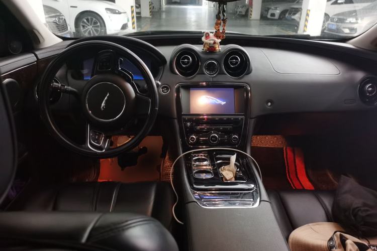 Used Jaguar XJ 2014 XJL 3.0 SC Two-Wheel-Drive Luxury Business Edition Center Console