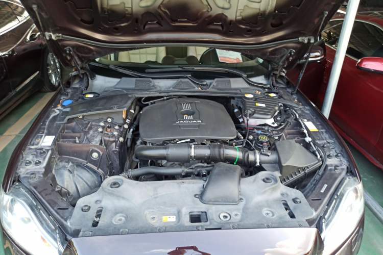 Used Jaguar XJ 2014 XJL 2.0T Two-Wheel-Drive Elegant Business Edition Engine Bay